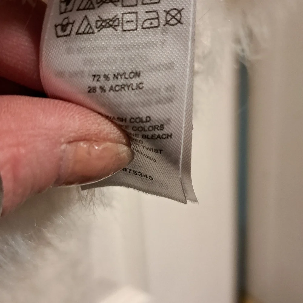 2 Sweaters - Picture 6 of 8